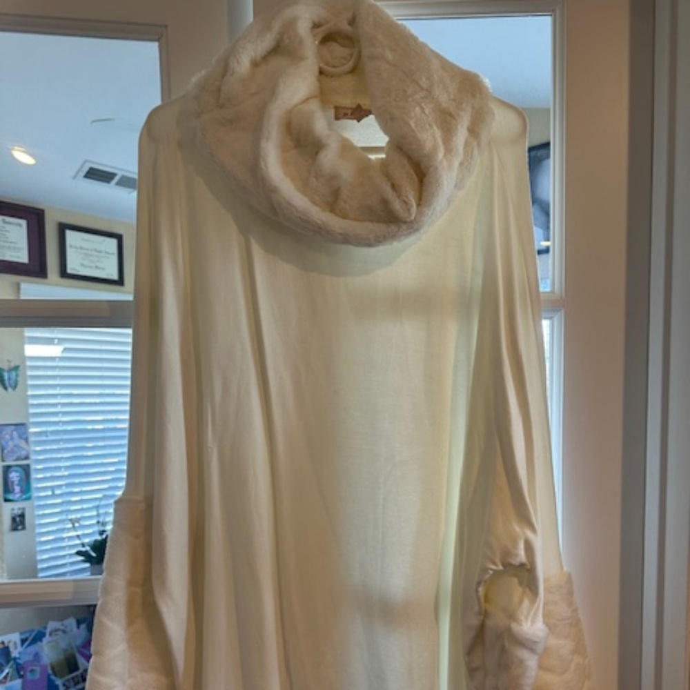 Philosophy Ivory Pullover Sweater Shirt Faux Fur Neck And Arms-Women's X-Large